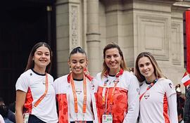 Las chicas de la selección de hockey, Agustina Ramos, Vianca Maciel, Rocío Rivarola (jefa de Misión) y Abigaíl Duarte, este viernes en el izamiento de banderas en el Palacio de Gobierno de Perú.