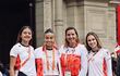 Las chicas de la selección de hockey, Agustina Ramos, Vianca Maciel, Rocío Rivarola (jefa de Misión) y Abigaíl Duarte, este viernes en el izamiento de banderas en el Palacio de Gobierno de Perú.