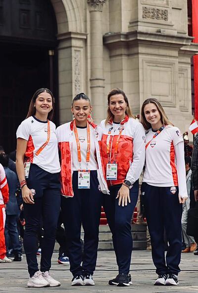 Las chicas de la selección de  hockey, Agustina Ramos, Vianca Maciel, Rocío Rivarola (jefa de Misión) y Abigaíl Duarte, este viernes en el izamiento de banderas en el Palacio de Gobierno de Perú.