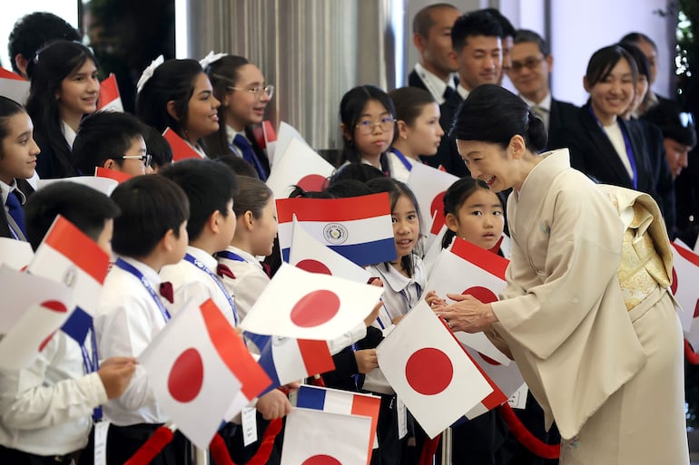 AME975. LUQUE (PARAGUAY), 21/08/2026.- La princesa heredera de Japón, Kiko de Akishino, saluda a un grupo de niños durante la conmemoración del aniversario 90 de la migración japonesa a Paraguay este viernes, en el Centro de Convenciones de la Conmebol en Luque (Paraguay). EFE/ Juan Pablo Pino
