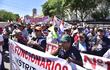 Miembros de gremios sindicales protestaron contra el proyecto de ley de la carrera civil el miércoles frente al Congreso.