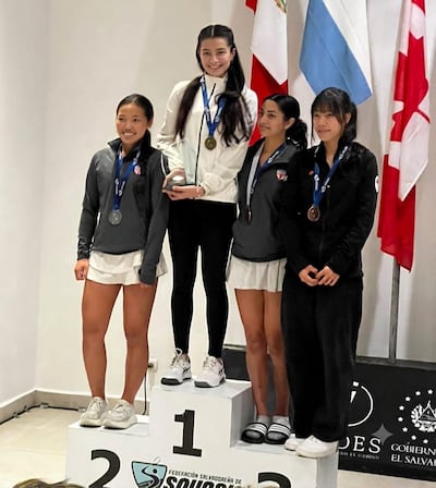 Fiorella Gatti en lo mas alto del podio, con su medalla de oro en el Panamericano Sub 19 de Squash, en El Salvador.