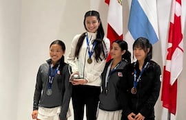 Fiorella Gatti en lo mas alto del podio, con su medalla de oro en el Panamericano Sub 19 de Squash, en El Salvador.