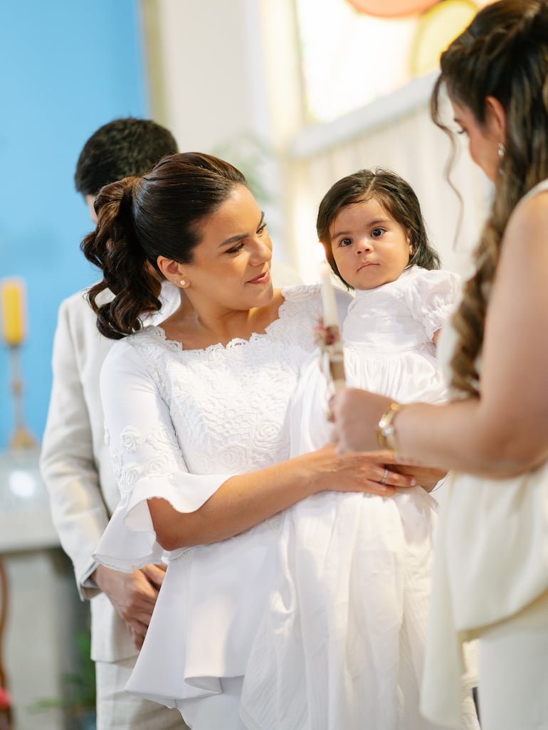 La nueva cristiana Carmen Céspedes Ortega en brazos de su orgullosa mami Johanna Ortega. (Instagram/Johanna Ortega)