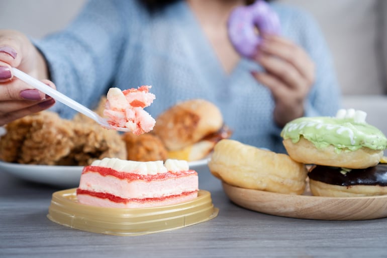 Mujer come postres.