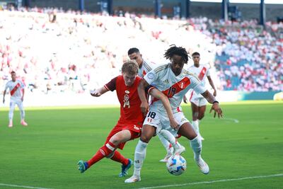 El mediocampista ofensivo peruano, André Carrillo de Perú durante el partido de la CONMEBOL Copa América 2024 entre Perú y Canadá en el Children's Mercy Park