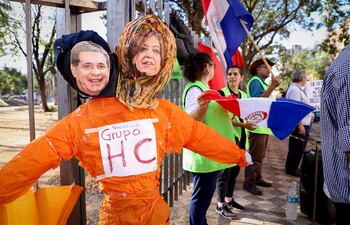 Muñeco bicéfalo de Horacio Cartes y Sandra Quiñónez.