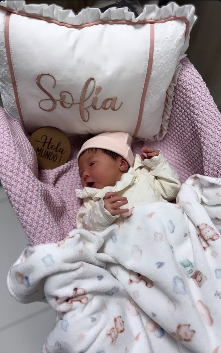 ¡Pura ternura! La recién nacida Sofía Agustina Bogarín Lezcano. (Captura de la historia de Instagram de Daisy Lezcano)