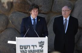 El presidente argentino Javier Milei (L) pronuncia un discurso junto al presidente de Yad Vashem, Dani Dayan (R), en el Salón del Recuerdo del museo conmemorativo del Holocausto de Yad Vashem en Jerusalén, 07 de febrero 2024.