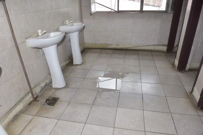 El agua estancada en uno de los baños del Marco Polo, en plena epidemia de dengue. Las ventanas están rotas.