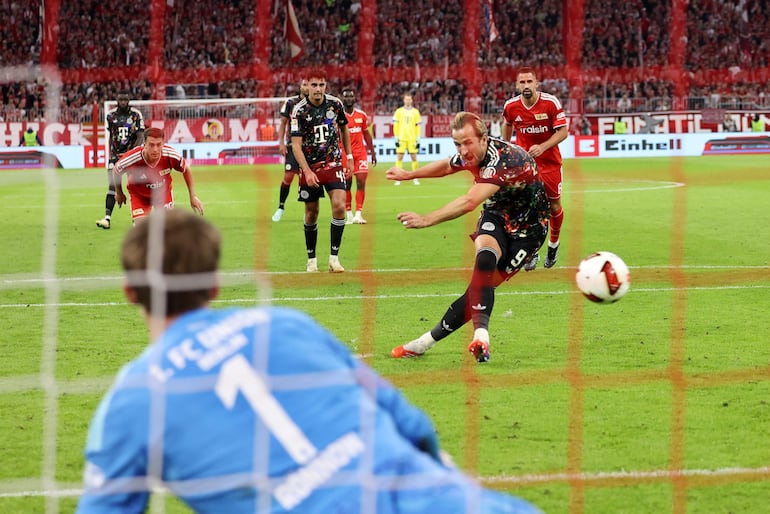El delantero inglés del Bayern de Múnich, Harry Kane, marca el segundo gol de su equipo ante el guardameta danés del Union Berlin, Frederik Ronnow, durante el partido de la Bundesliga alemana de fútbol entre el FC Bayern de Múnich y el Union Berlin en Múnich, en el sur de Alemania.