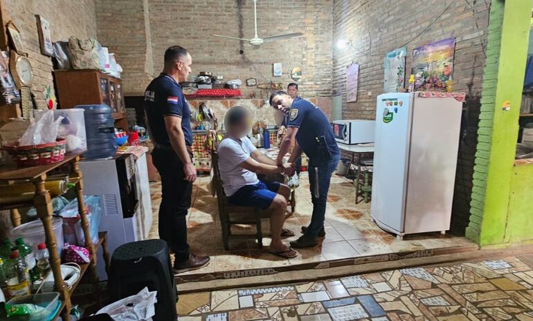 Cae docente prófugo por supuestamente abusar de una alumna.