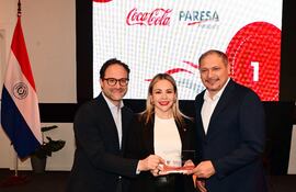 Tania Peña, de Coca-Cola Paresa, recibió el premio de Merco.