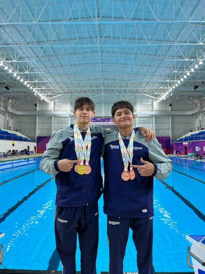 Santi y Malvin con sus medallas.