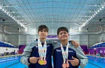 Santi y Malvin con sus medallas.