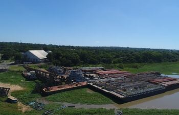 Barcazas chatarras contaminan el río Paraguay, en Puerto Pabla, según denuncia de Conaderna.