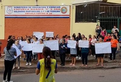Padres de alumnos del colegio Mártires del 2 y 3 de Febrero se manifiestan frente a la institución educativa.