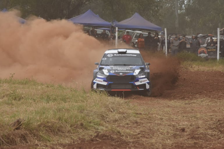 El Skoda Fabia RS Rally2 de Fau Zaldívar en la clasificación del Rally del Chaco en el Autódromo Víctor Rubén Dumot, en Capiatá, Paraguay.