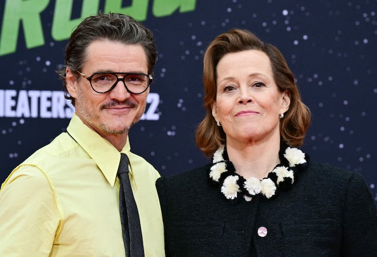Pedro Pascal acompañó a Sigourney Weaver en el homenaje en Hollywood. (Frederic J. Brown / AFP)