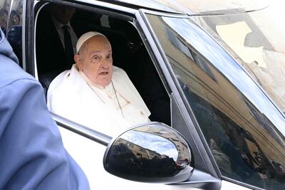 El papa Francisco sale de la cárcel "Regina Coeli" tras una visita privada, donde se reunió con unos 70 reclusos durante las celebraciones del Jueves Santo en Roma, hoy 17 de abril de 2025.
