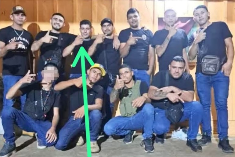 La Policía informó que las comparaciones  cofirmaron que el joven que aparece señalizado en esta foto, es Derlis Joel Riveros Sosa. Las demás personas que aparecen en la foto también serían   pistoleros del clan Díaz, según los investigadores.