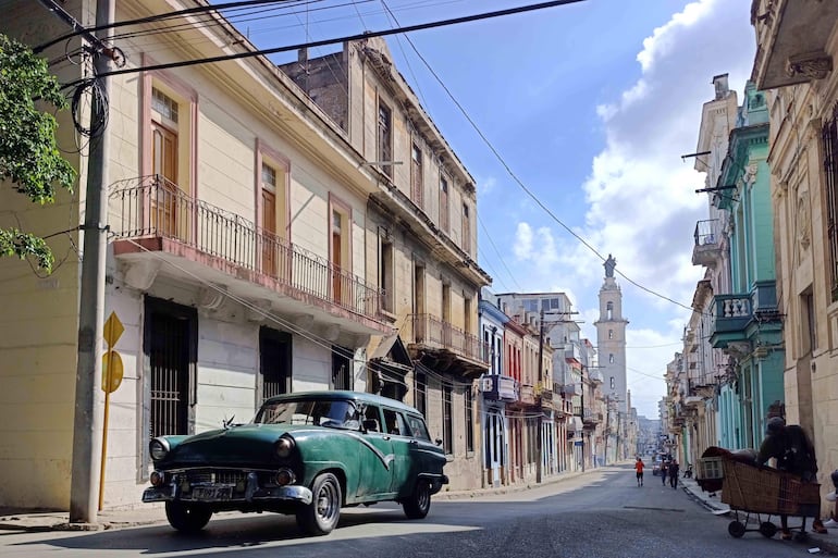 Vehículo antiguo por una calle desocupada en La Habana (Cuba). 