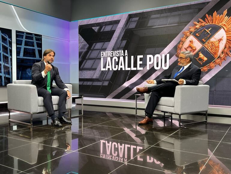 El presidente de Uruguay, Luis Lacalle Pou, en el set de canal del programa Telenoche, del Canal 4 de ese país, donde fue entrevistado por el periodista Emilio Izaguirre.
