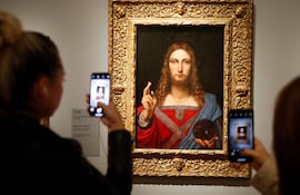 En esta foto de 2019, dos visitantes del Museo de Louvre sacan fotos del “Salvator Mundi”.