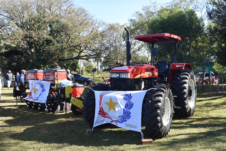 Acto de entrega de las maquinarias agrícolas en San Patricio, Misiones.