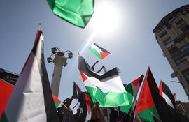 Palestinos ondean banderas en la ciudad de Ramallah.