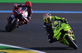Fabio Di Giannantonio (49) seguido por Marc Márquez (93) en el Autódromo Internacional Ayrton Senna de Goiânia, Brasil.