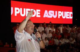 Camilo Pérez precandidato a Intendente de Asunción por el moviemiento Honor Colorado, en el acto de lanzamiento de su campaña.