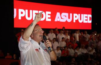 Camilo Pérez precandidato a Intendente de Asunción por el moviemiento Honor Colorado, en el acto de lanzamiento de su campaña.