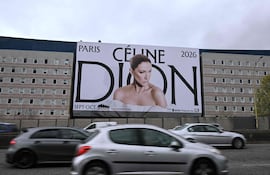 Una foto muestra una valla publicitaria de la cantante canadiense Celine Dion que anuncia sus próximas fechas de conciertos en París, vista sobre un hotel que da al bulevar periférico en la Porte de Saint-Ouen, en el norte de la ciudad, el 31 de marzo de 2026.