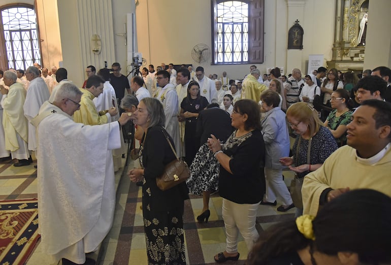 El cardenal Adalberto Martínez distribuye la ostia entre los feligreses que participaron de la misa crismal, este jueves, en la Catedral Metropolitana.