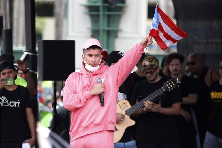 Fotografía del 25 de julio de 2019 que muestra al cantante puertorriqueño Bad Bunny hablando a la multitud durante la marcha 'Somos más' en el barrio Hato Rey del Municipio de San Juan (Puerto Rico).