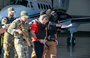 Hernán Bermúdez Requena, bajo la custodia de agentes de la Senad, durante el proceso de expulsión ayer en el aeropuerto internacional Silvio Pettirossi.