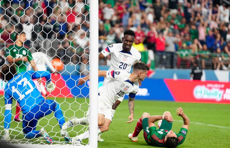 Christian Pulisic sale a festejar tras anotar el segundo gol para Estados Unidos ante México en partido semifinal de la Liga de Naciones de la Concacaf