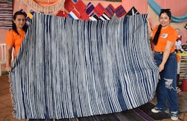 Lidia Samaniego y Mercedes Caballero, integrantes de la Asociación de Artesanas de Carapeguá, esperaban poder comercializar sus productos.