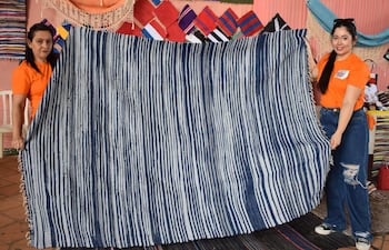 Lidia Samaniego y Mercedes Caballero, integrantes de la Asociación de Artesanas de Carapeguá, esperaban poder comercializar sus productos.