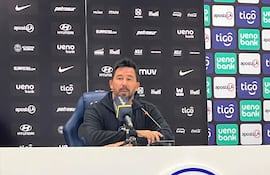 El entrenador de Olimpia, Pablo "Vitamina" Sánchez durante la conferencia de prensa, en la que analizó lo que dejó la derrota ante Libertad, en el clásico "blanco y negro".