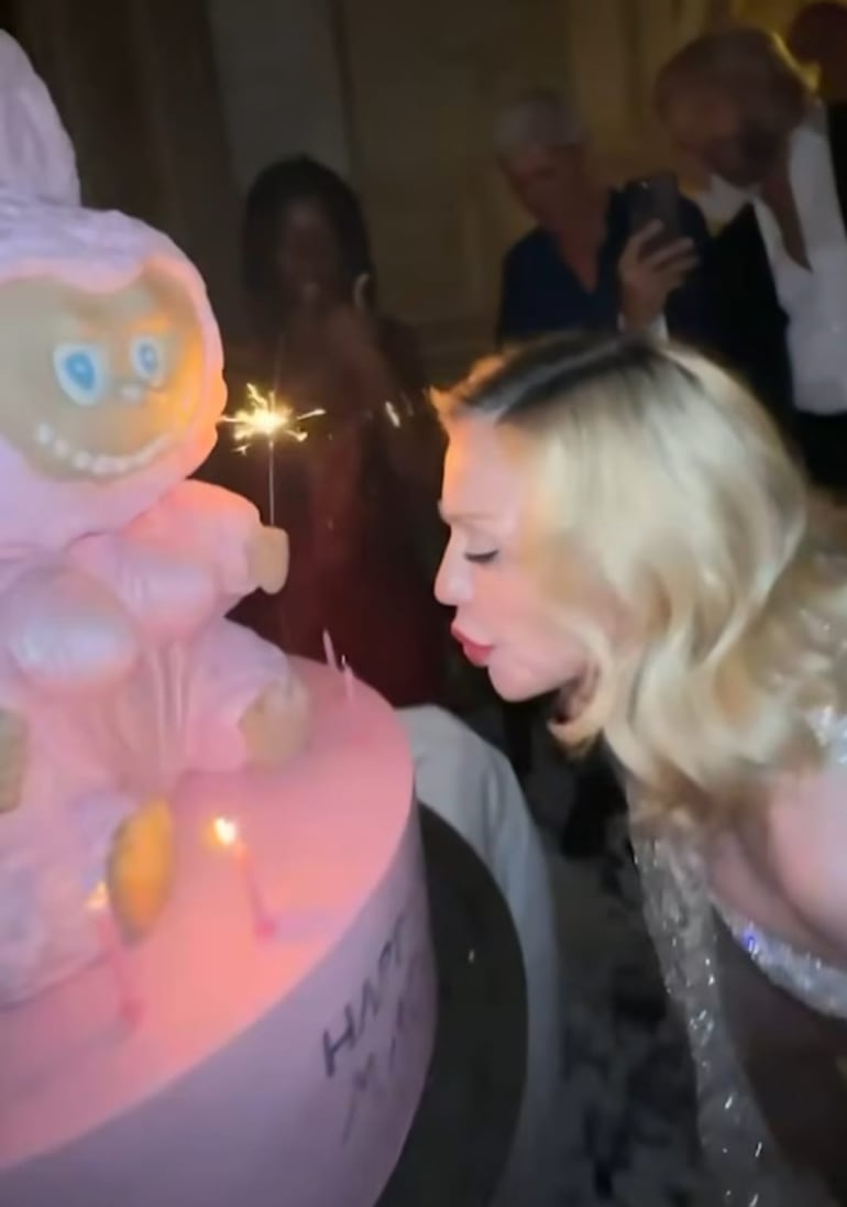 Madonna apagando las velitas de la tradicional torta de cumpleaños. (Instagram/Madonna)