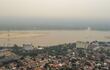 Fotografía aérea de este martes que muestra un capa de humo sobre la ciudad de Asunción (Paraguay). Más de 100.000 hectáreas, en su mayoría de bosque nativo, han sido afectadas por un incendio que azota desde hace una semana una vasta zona de la región del Chaco paraguayo (oeste), en la frontera con Bolivia, informó el Instituto Nacional Forestal (Infona), cuando el país permanece en alerta por la mala calidad del aire.