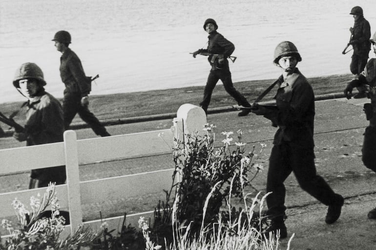 Vista de los soldados argentinos en Puerto Stanley en las islas Malvinas cuando los militares argentinos ocuparon las islas por la fuerza en 1982. Foto de la Agencia EFE
