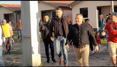 El vicepresidente de la República, Pedro Alliana y el gobernador de Ñeembucú, visitaron las viviendas sociales  construidas en el km 5 de la ciudad de Pilar.