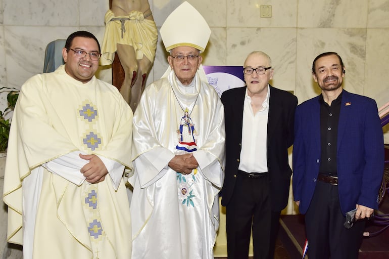 El cura párroco rector de María Auxiliadora, Padre Héctor Fariña; Mons. Edmundo Valenzuela, Nicolás Latourrette Bo y el museólogo Luis Lataza.