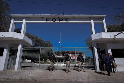 Fachada de la sede de la Fuerza de Operaciones Policiales Especiales - FOPE. EFE/Nathalia Aguilar. (archivo).
