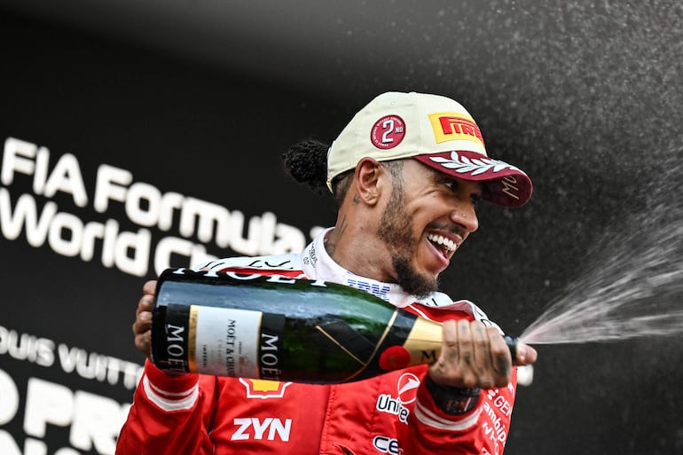 El piloto británico Lewis Hamilton, que quedó en segundo lugar, celebra en el podio tras competir en el Gran Premio de Fórmula 1 de Mónaco. (Andrej ISAKOVIC / AFP)