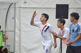 Fabrizio Cuevas festeja uno de los dos goles que marcó ayer.