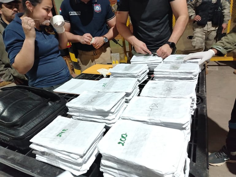 Las tabletas que estaban ocultas dentro de las bolsas de poroto y locro, que debían ir hasta Países Bajos.